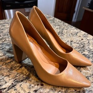 Vince Camuto Dalmanara High Heel in Sandstone, pointed toe & sliced block heel
